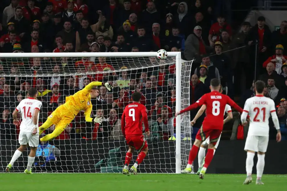 Wojciech Szczęsny redder Polen i playoff-finalen