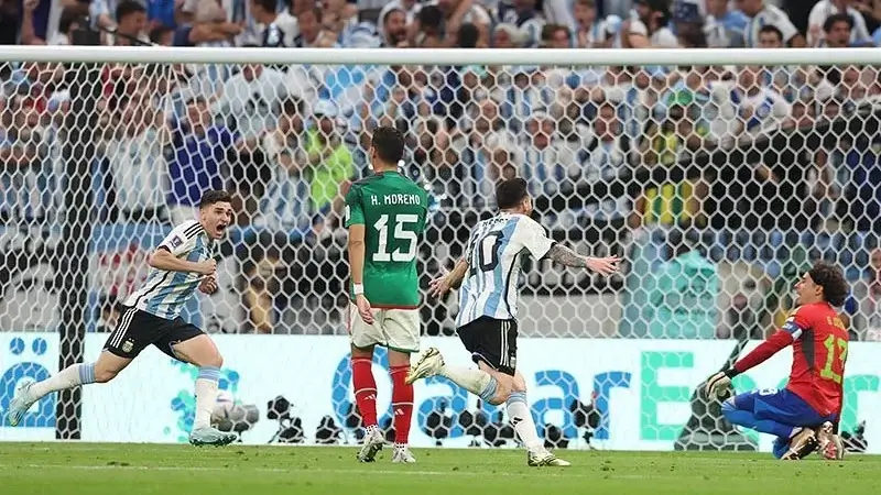 Julian Alvarez og Lionel Messi