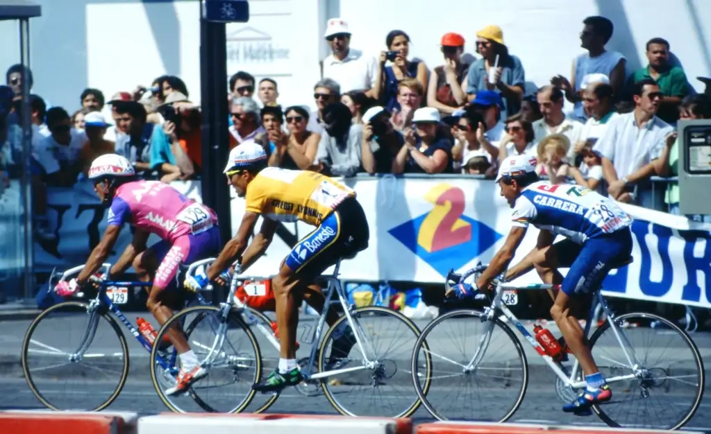 Miguel Indurain sykler på Champs-Élysées i Tour de France 1992
