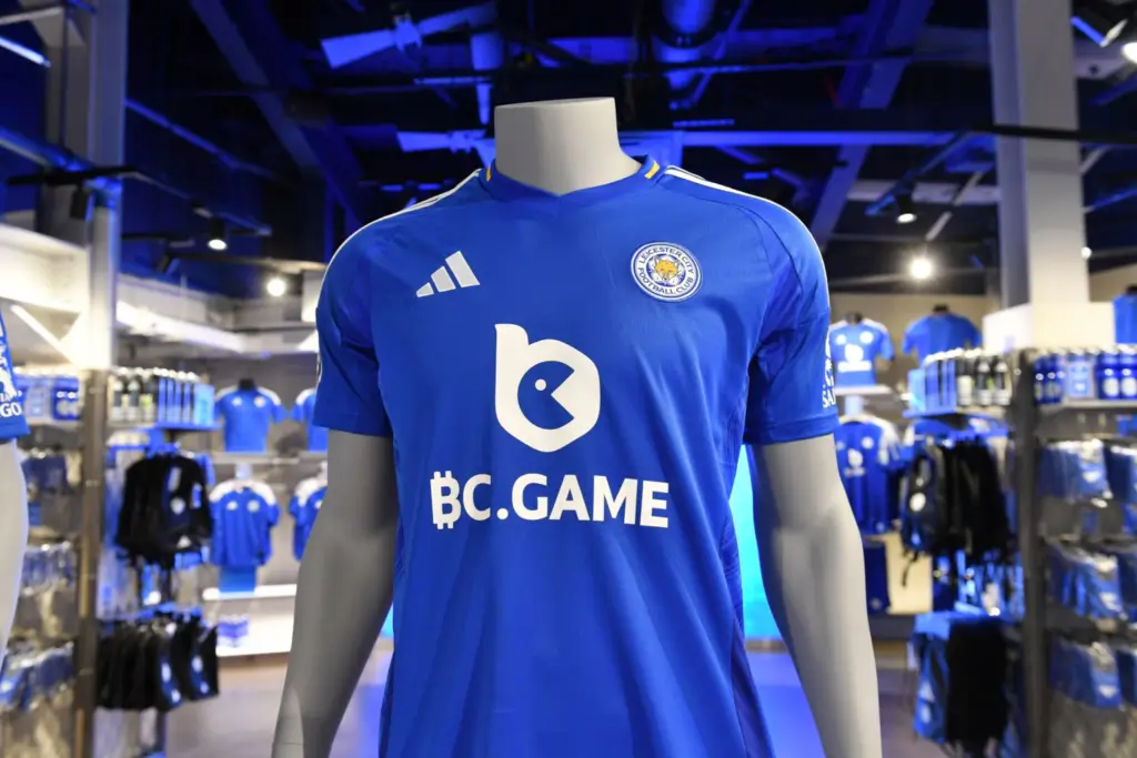 BC.Game Leicester City drakt til salgs i den offisielle butikken til klubben
