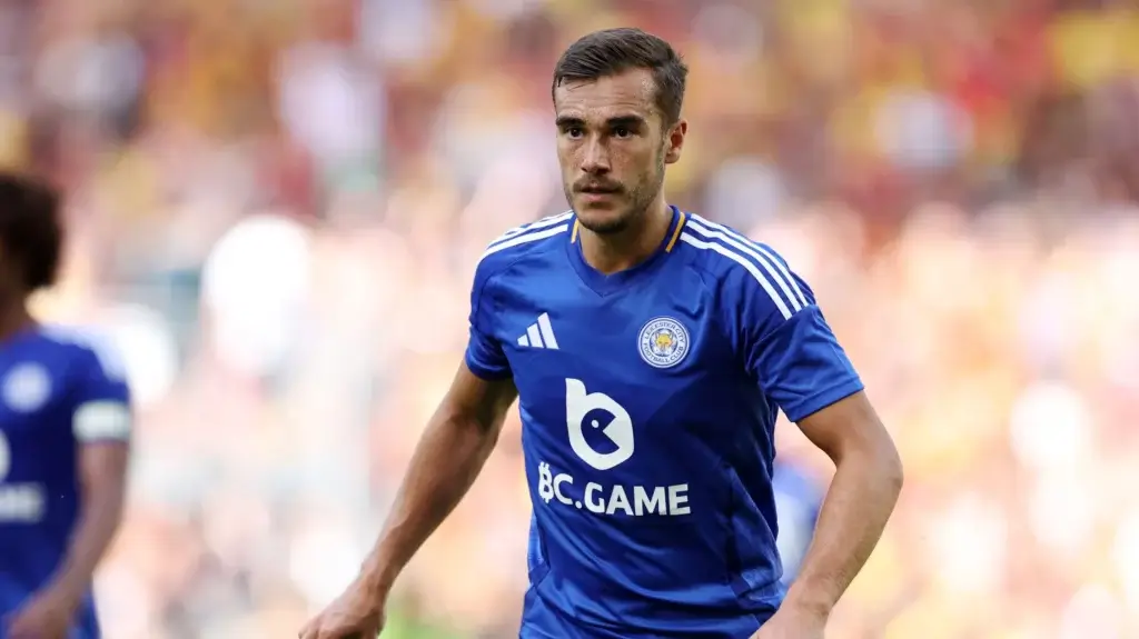 Harry Winks Leicester FC med draktsponsor BC.Game på brystet