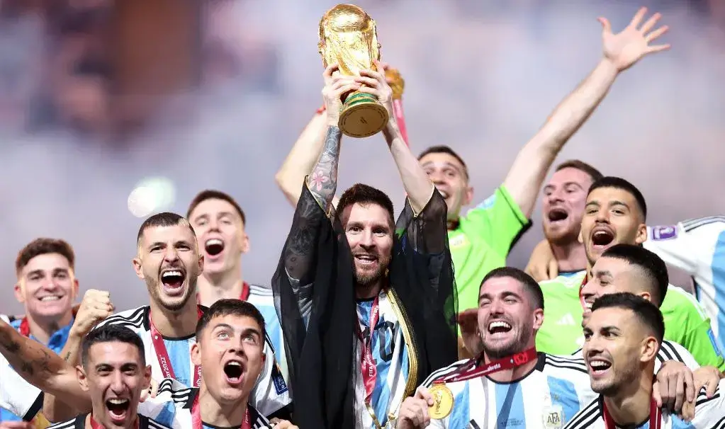 Messi holder VM trofeet Argentinas landslag i fotball