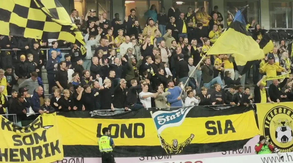 IK Start slo Bryne 2-1 i OBOS-ligaen. Her feirer hjemmefansen etter kampslutt. 