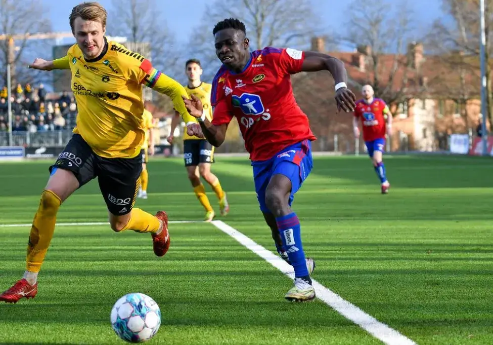 Moss og forsvarer Kristian Strande