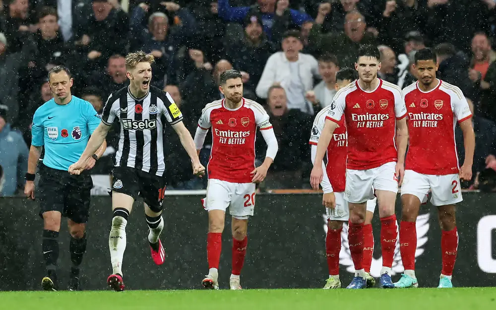 Arsenal- og Newcastle-spillere kjemper om ballen under en tidligere kamp mellom de to lagene i Premier League.