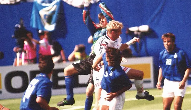 Gianluca Pagluica og Jostein Flo i en av duellene i VM 1994 mellom Norge og Italia