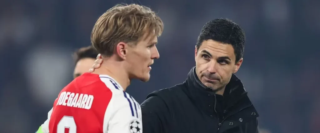 Martin Ødegaard for Arsenal sammen med manager Mikel Arteta