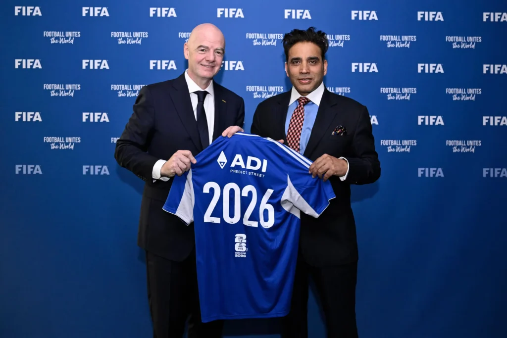 Gianni Infantino og representant for ADI Predictstreet poserer i forbindelse med signeringen av FIFAs avtale om prediksjonsmarkedspartner for VM 2026.