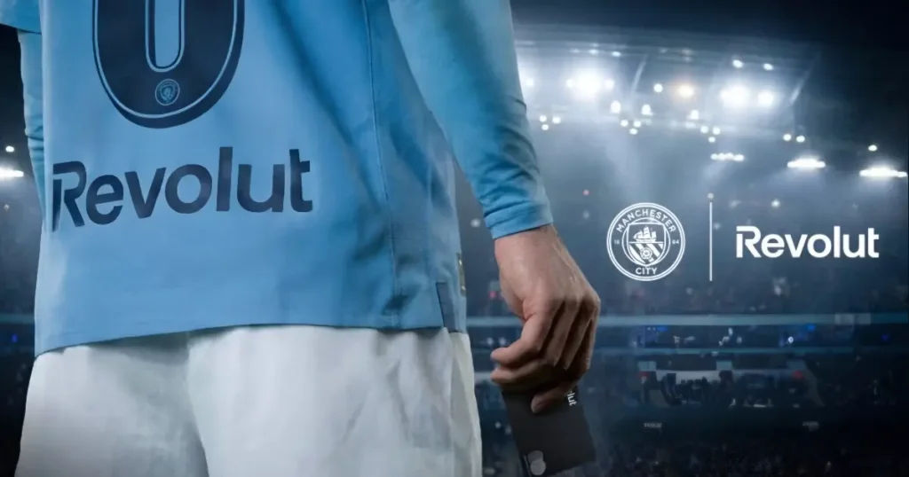 Manchester City-spillere med Revolut-logo på baksiden av drakten under kamp